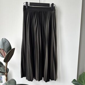 Elegant Black Pleated Skirt
